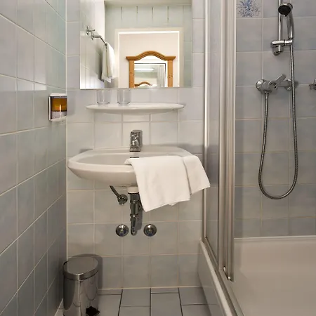 巴曾霍思尔宾馆 3*